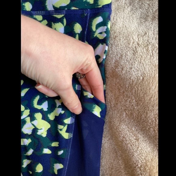 Medium Fabletics Mila Pocket Powerhold Neon Cheetah Capri Leggings - Picture 2 of 7